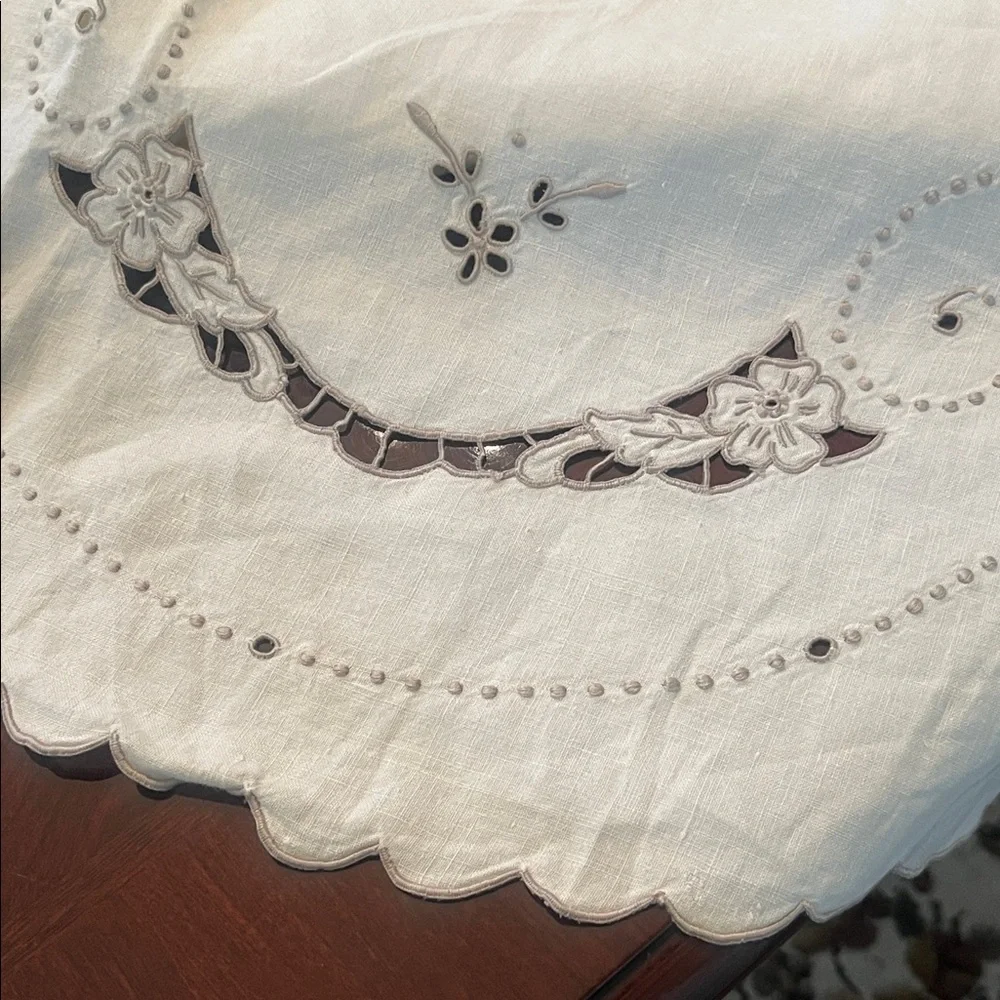 Beige MADEIRA LINEN HAND EMBROIDERED FLORAL CUTWORK TABLECLOTH VINTAGE:115”x 63”